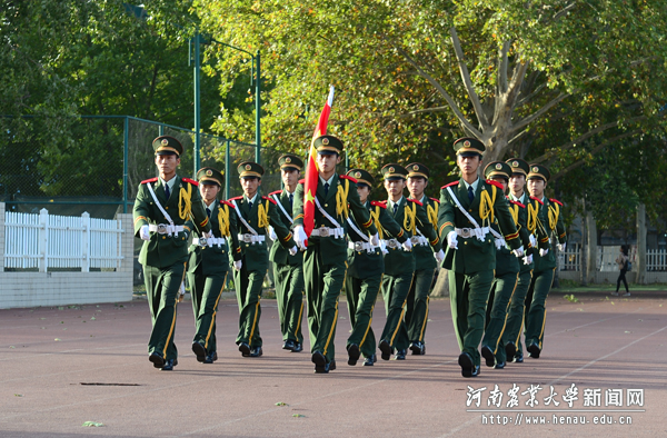 国旗班护卫国旗阔步前进