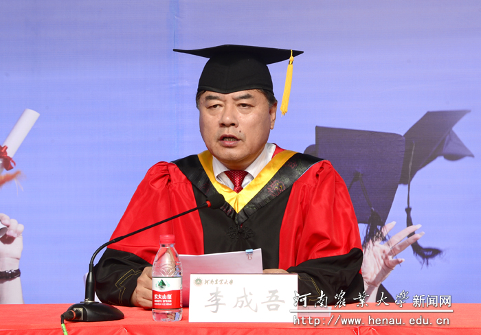 校党委副书记、工会主席李成吾宣读优秀毕业生名单 校党委副书记、工会主席李成吾宣读优秀毕业生名单