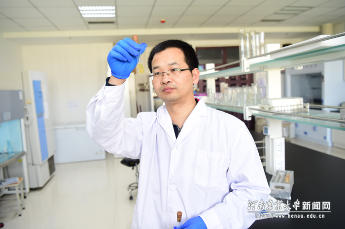 杜向党教授开展科学实验 杜向党教授开展科学实验