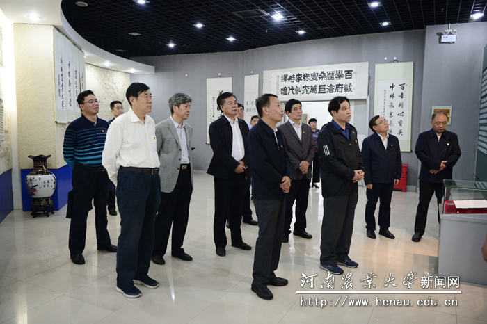 参观校史馆 参观校史馆