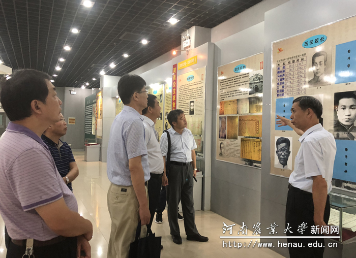 参观校史馆 参观校史馆