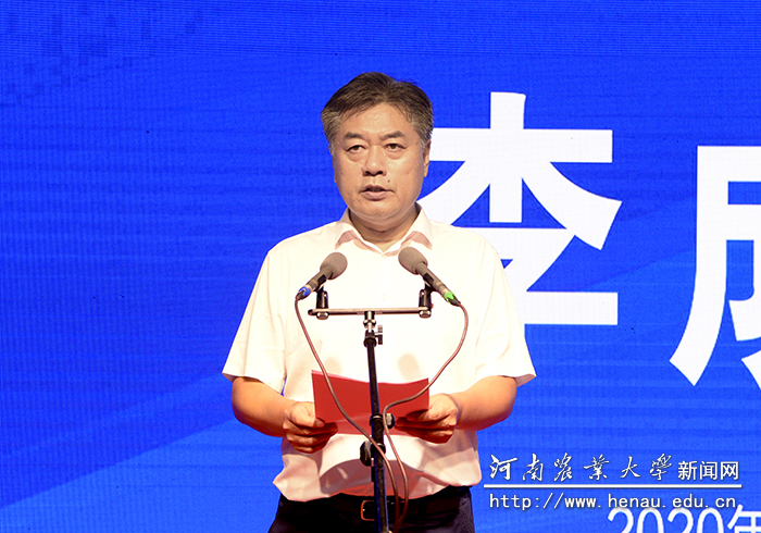 校党委副书记、工会主席李成吾主持启动仪式 校党委副书记、工会主席李成吾主持启动仪式