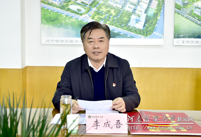 sy校党委副书记、工会主席李成吾宣读资助名单 sy校党委副书记、工会主席李成吾宣读资助名单