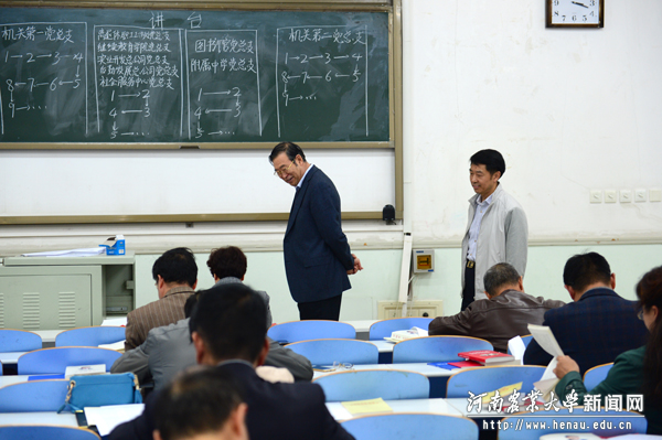 校党委书记程传兴、副书记王洪彬查看测试情况 校党委书记程传兴、副书记王洪彬查看测试情况