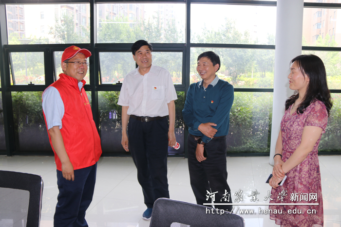副校长康相涛现场查看活动开展情况 副校长康相涛现场查看活动开展情况