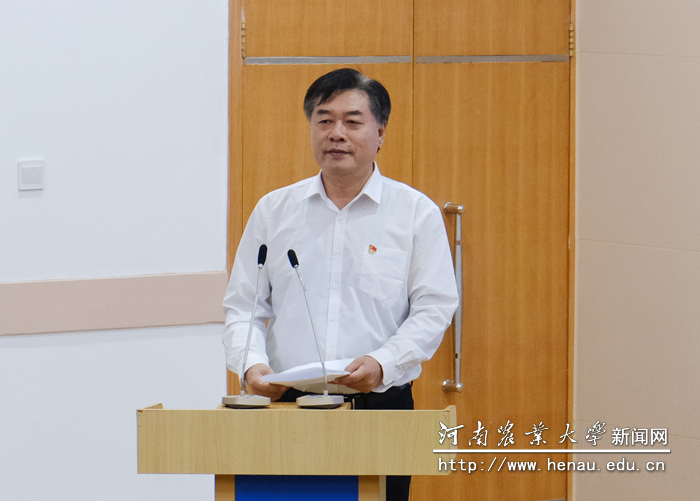 校党委副书记、工会主席李成吾致词 校党委副书记、工会主席李成吾致词