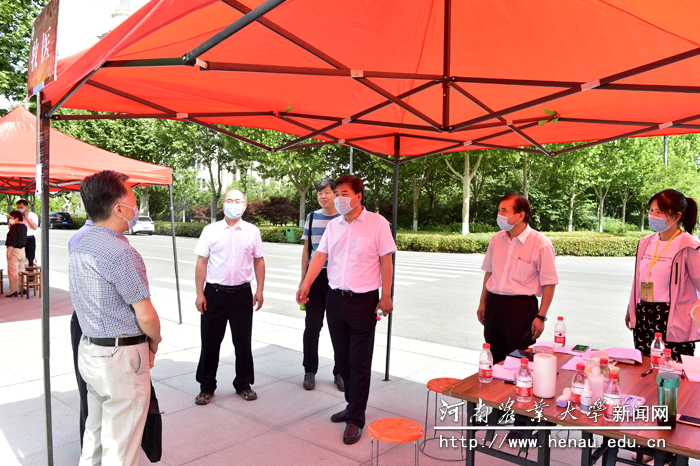 校党委副书记、工会主席李成吾,副校长林同保查看报到情况 校党委副书记、工会主席李成吾,副校长林同保查看报到情况