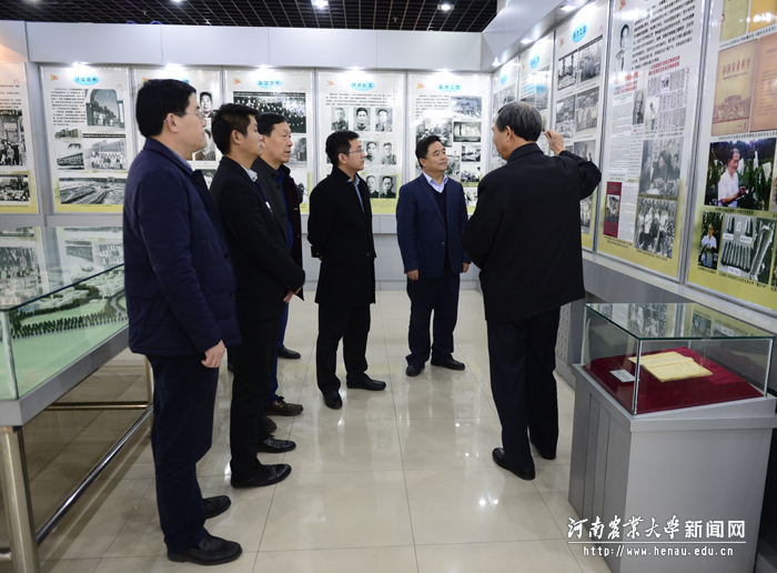 复查组考察校史馆建设