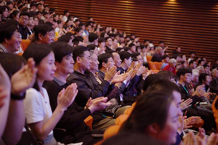 精彩的演出赢得了观众的喝彩