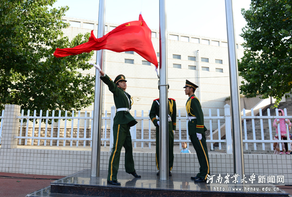 升旗手展开五星红旗