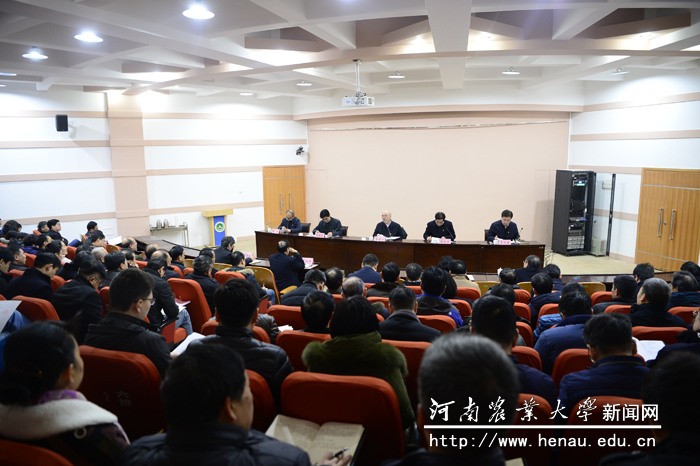 学校召开中层干部会议 学校召开中层干部会议