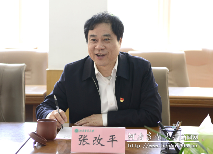 校长、中国工程院院士张改平介绍非洲猪瘟防控有关情况