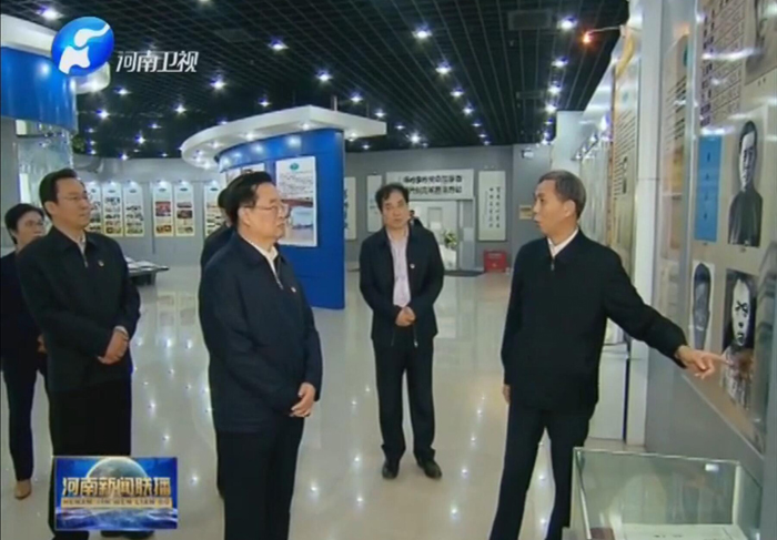 省委书记王国生参观校史馆