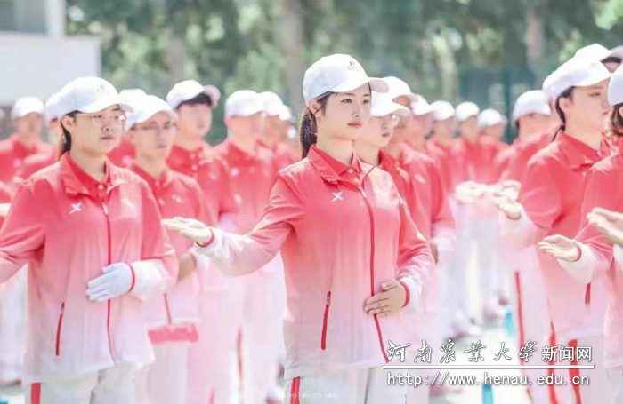 志愿者迎着烈日进行训练 志愿者迎着烈日进行训练