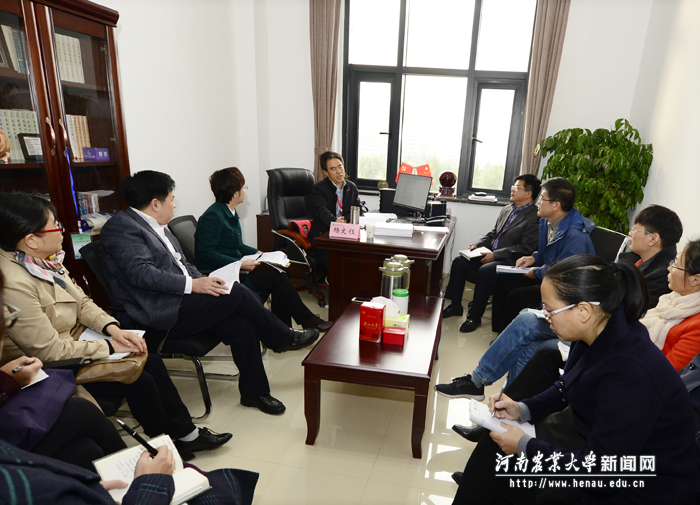 专家组成员、四川农业大学副校长杨文钰与教师代表座谈