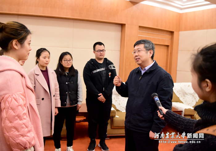 我校学生代表与刘炯天交流