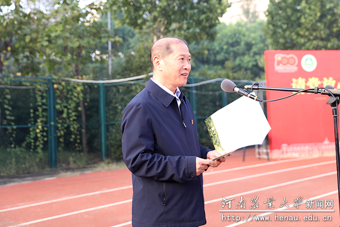 校长介晓磊主持升旗仪式 校长介晓磊主持升旗仪式