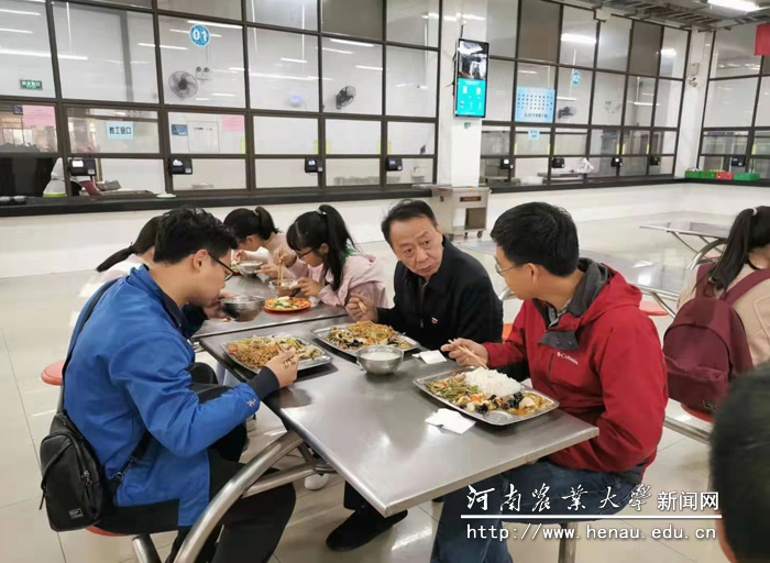 校党委书记魏蒙关与大学生共进午餐,听取大家对学校工作的意见和建议 校党委书记魏蒙关与大学生共进午餐,听取大家对学校工作的意见和建议