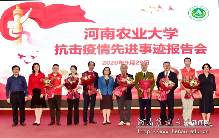 校领导与七位师生代表合影 校领导与七位师生代表合影