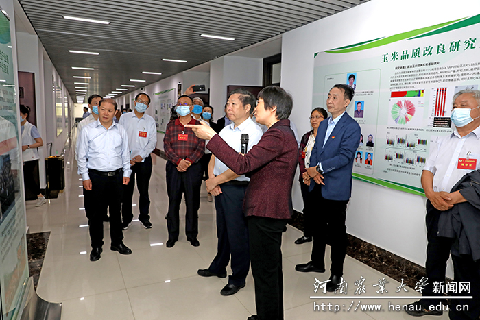 省政协常委视察团在我校实验室进行调研 省政协常委视察团在我校实验室进行调研