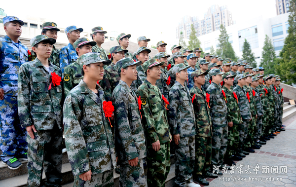 54名大学生新兵穿上军装佩戴大红花时刻准备奔赴绿色军营 54名大学生新兵穿上军装佩戴大红花时刻准备奔赴绿色军营