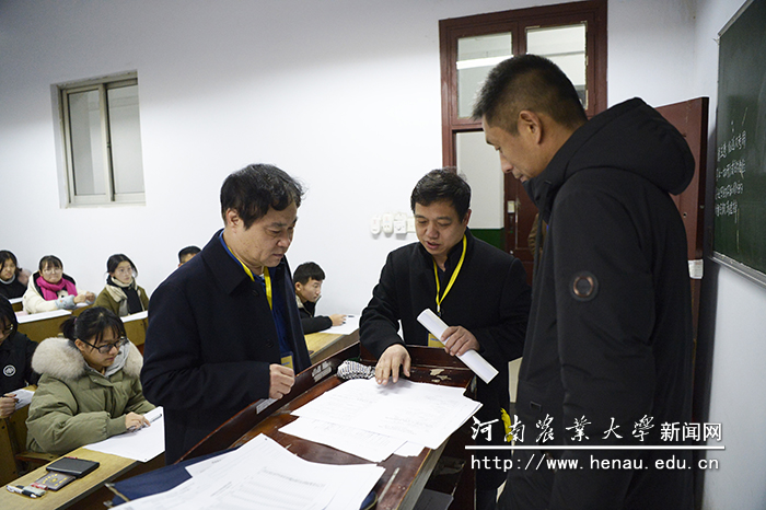 校长、中国工程院院士张改平到考试现场巡视 校长、中国工程院院士张改平到考试现场巡视