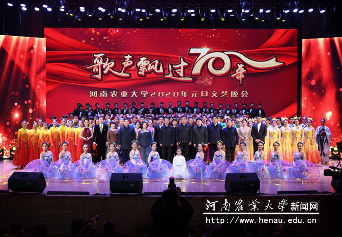 校领导慰问演职人员 校领导慰问演职人员