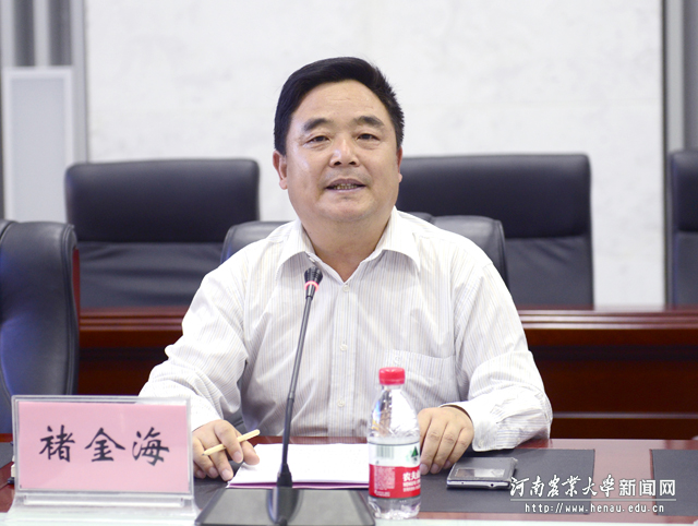 校党委副书记、工会主席褚金海主持会议 校党委副书记、工会主席褚金海主持会议