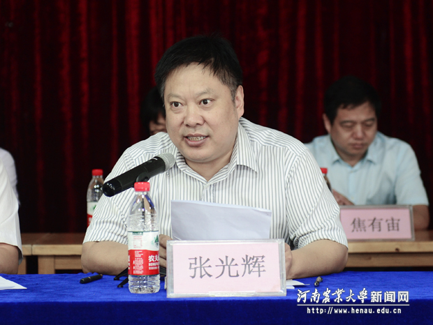 校长办公室主任张光辉主持开学典礼 校长办公室主任张光辉主持开学典礼