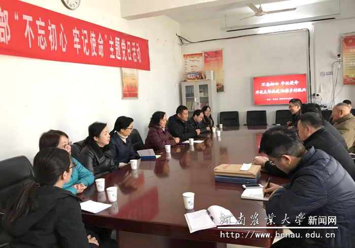 尹新明与当地干部群众座谈 尹新明与当地干部群众座谈