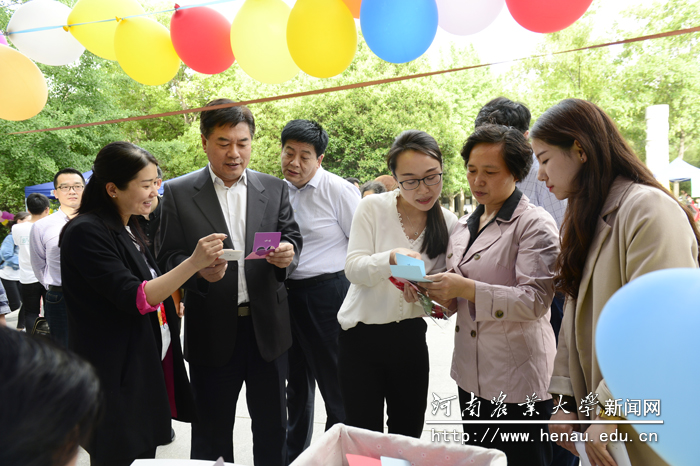 校党委副书记、工会主席李成吾,副校长尹新明查看有关工作开展情况 校党委副书记、工会主席李成吾,副校长尹新明查看有关工作开展情况