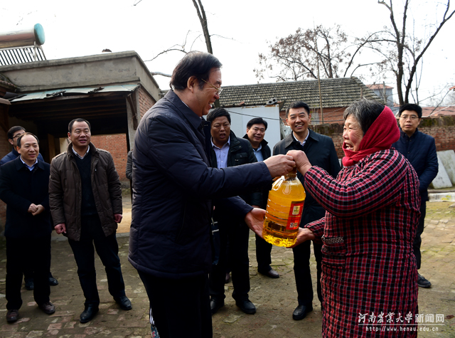 校党委书记程传兴为困难家庭送上慰问品 校党委书记程传兴为困难家庭送上慰问品