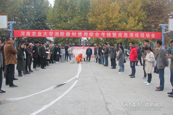 与会人员参加消防器材使用综合考核暨应急演练 与会人员参加消防器材使用综合考核暨应急演练