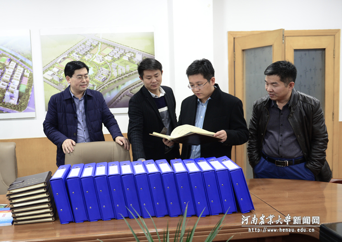 复查组查阅精神文明建设档案资料