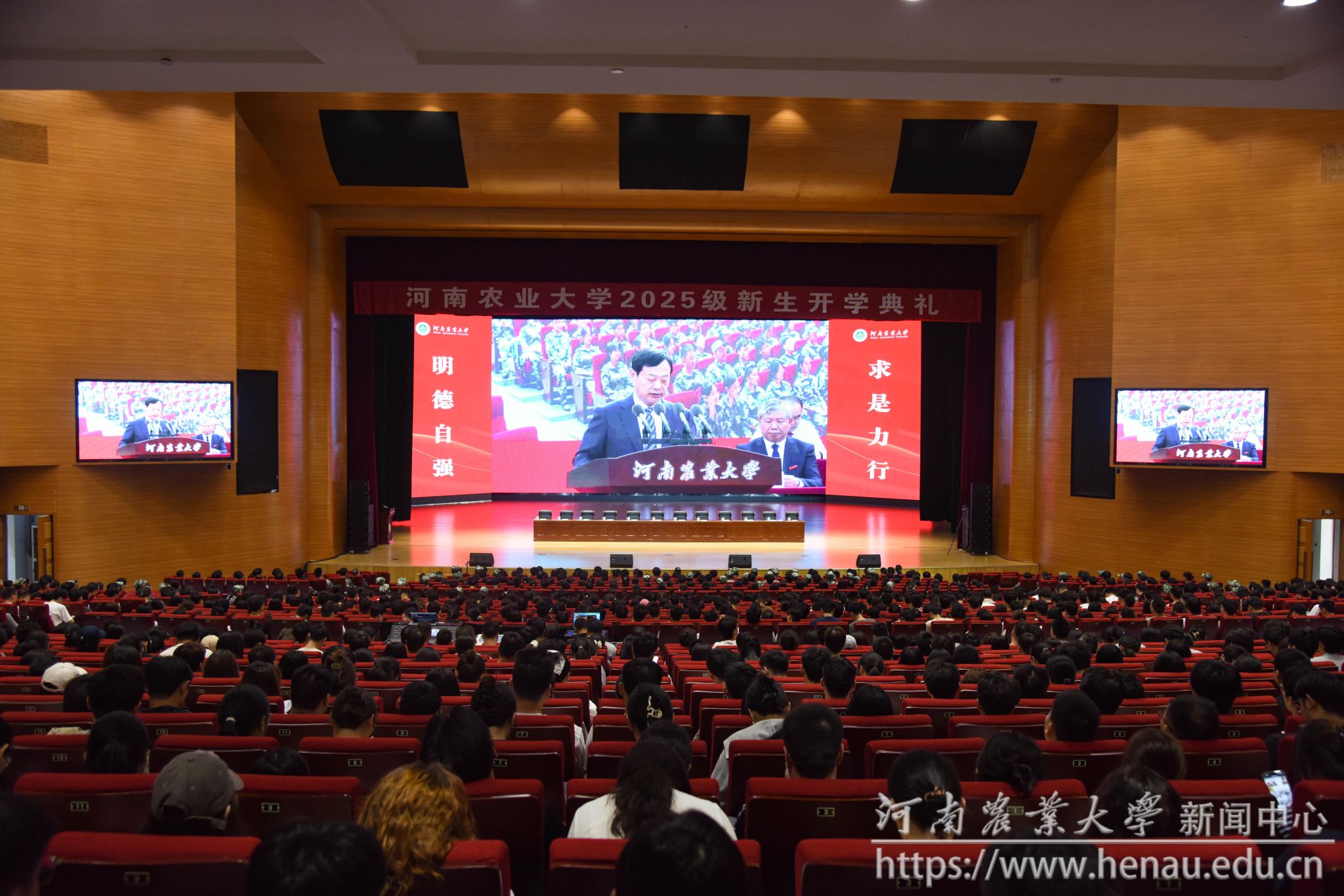 龙子湖校区开学典礼现场.jpg