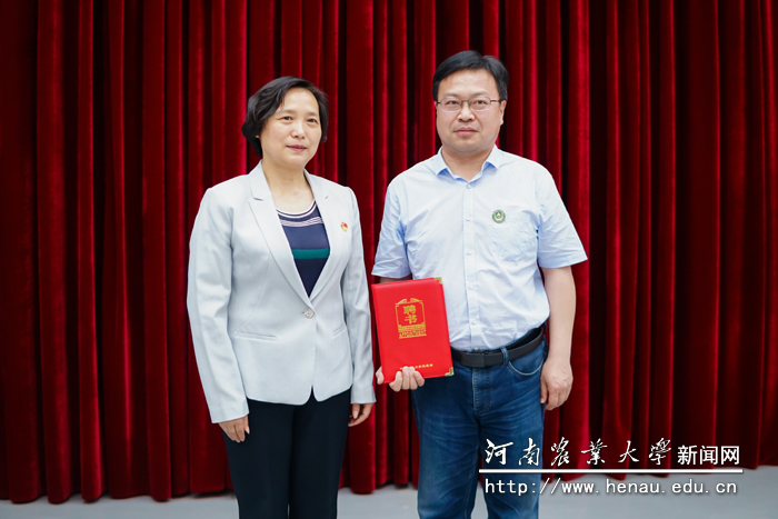 副校长尹新明为校友袁强颁发聘书 副校长尹新明为校友袁强颁发聘书