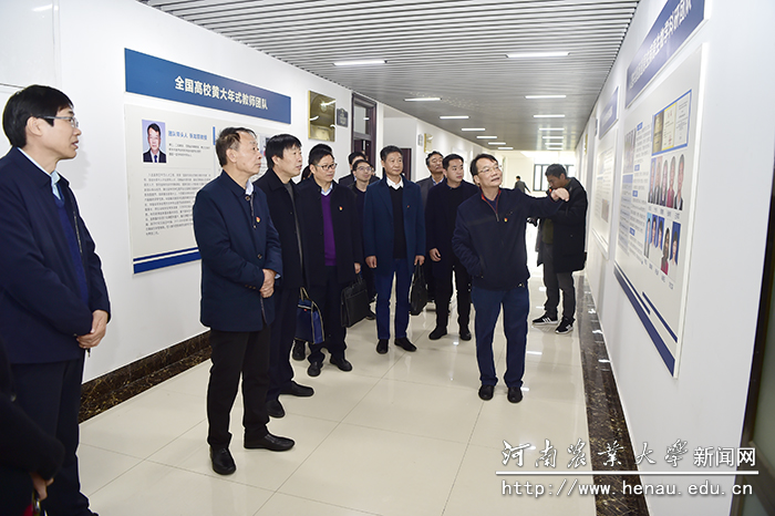 验收组领导专家现场查看党建活动阵地 验收组领导专家现场查看党建活动阵地