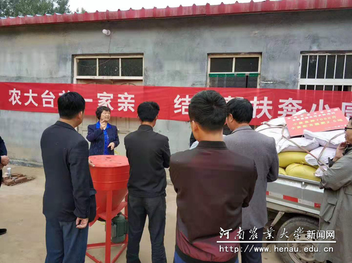 我校专家为当地种植户现场授课