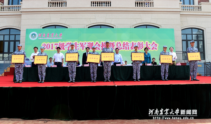 获奖单位代表上台领奖 获奖单位代表上台领奖