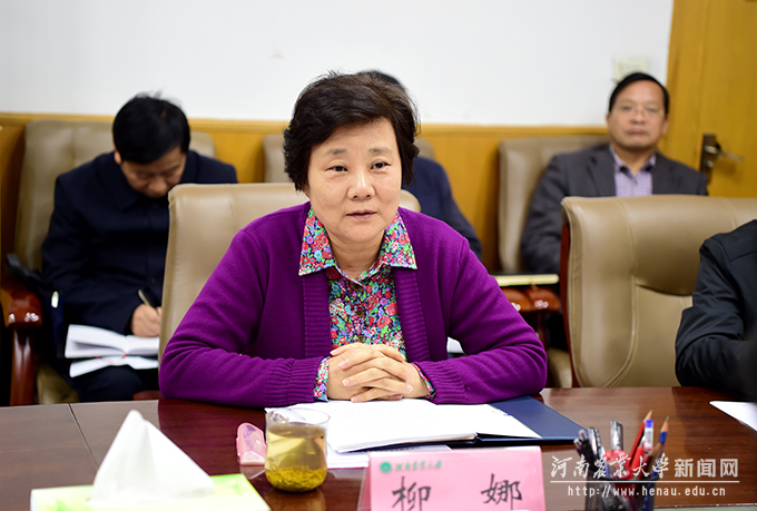 副校长刘娜介绍招标工作情况 副校长刘娜介绍招标工作情况