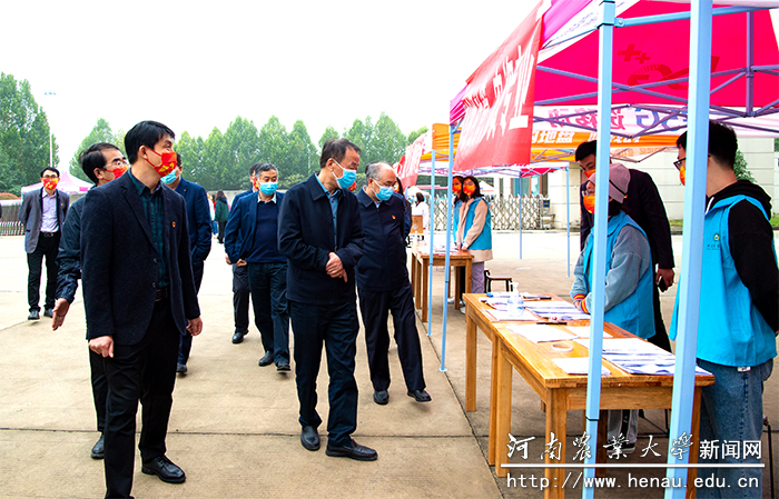 校党委书记魏蒙关查看学生返校情况 校党委书记魏蒙关查看学生返校情况
