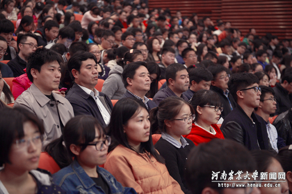 校党委副书记、工会主席褚金海与师生一起聆听报告 校党委副书记、工会主席褚金海与师生一起聆听报告