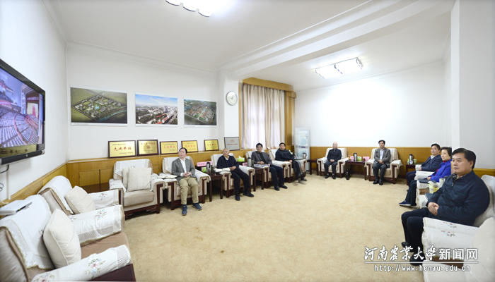校党委理论学习中心组(扩大)成员集中收看十九大开幕式 校党委理论学习中心组(扩大)成员集中收看十九大开幕式