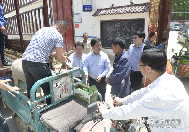 校党委副书记、工会主席褚金海详细了解当地困难户家庭情况 校党委副书记、工会主席褚金海详细了解当地困难户家庭情况
