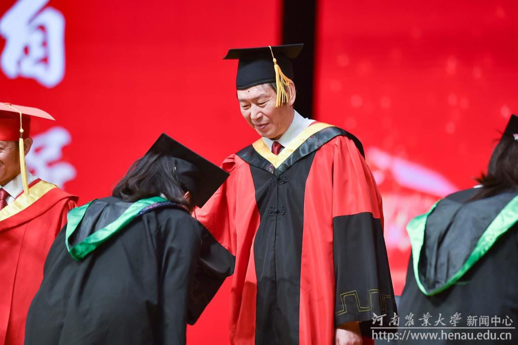 杨校长拨穗.jpg
