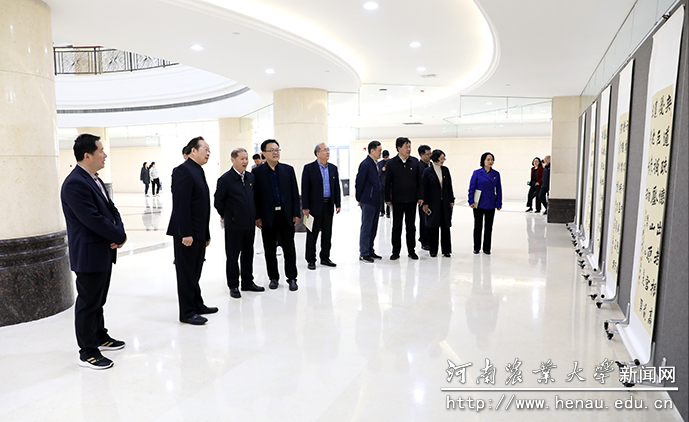 与会人员参观“弘扬传统文化 谱写红色华章”主题书法展 与会人员参观“弘扬传统文化 谱写红色华章”主题书法展