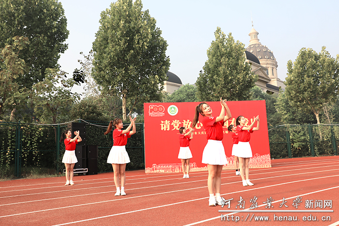 青年学子用手语舞蹈表达对祖国的热爱和祝福 青年学子用手语舞蹈表达对祖国的热爱和祝福