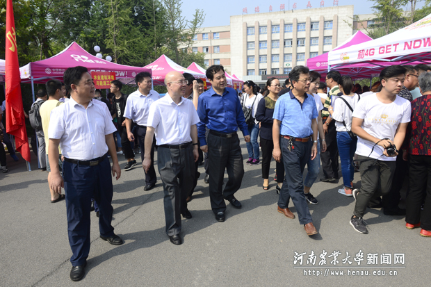 校领导深入各学院迎新接待点指导工作 校领导深入各学院迎新接待点指导工作