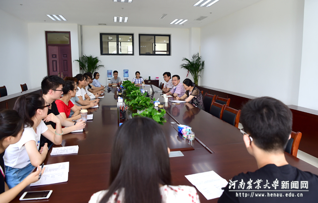 专家组与学生座谈 专家组与学生座谈
