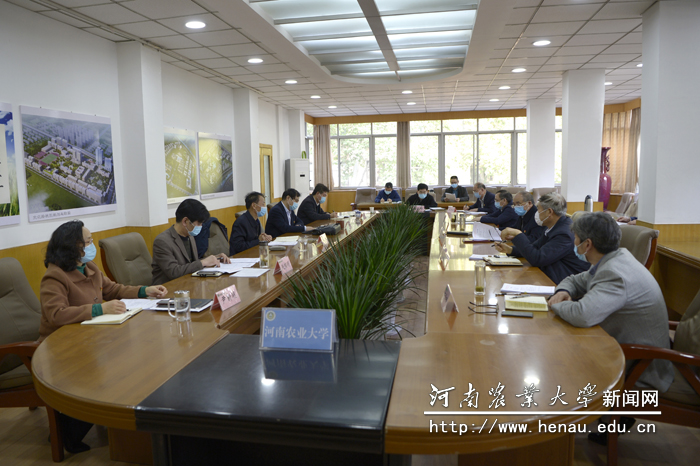校党委理论学习中心组集体学习
